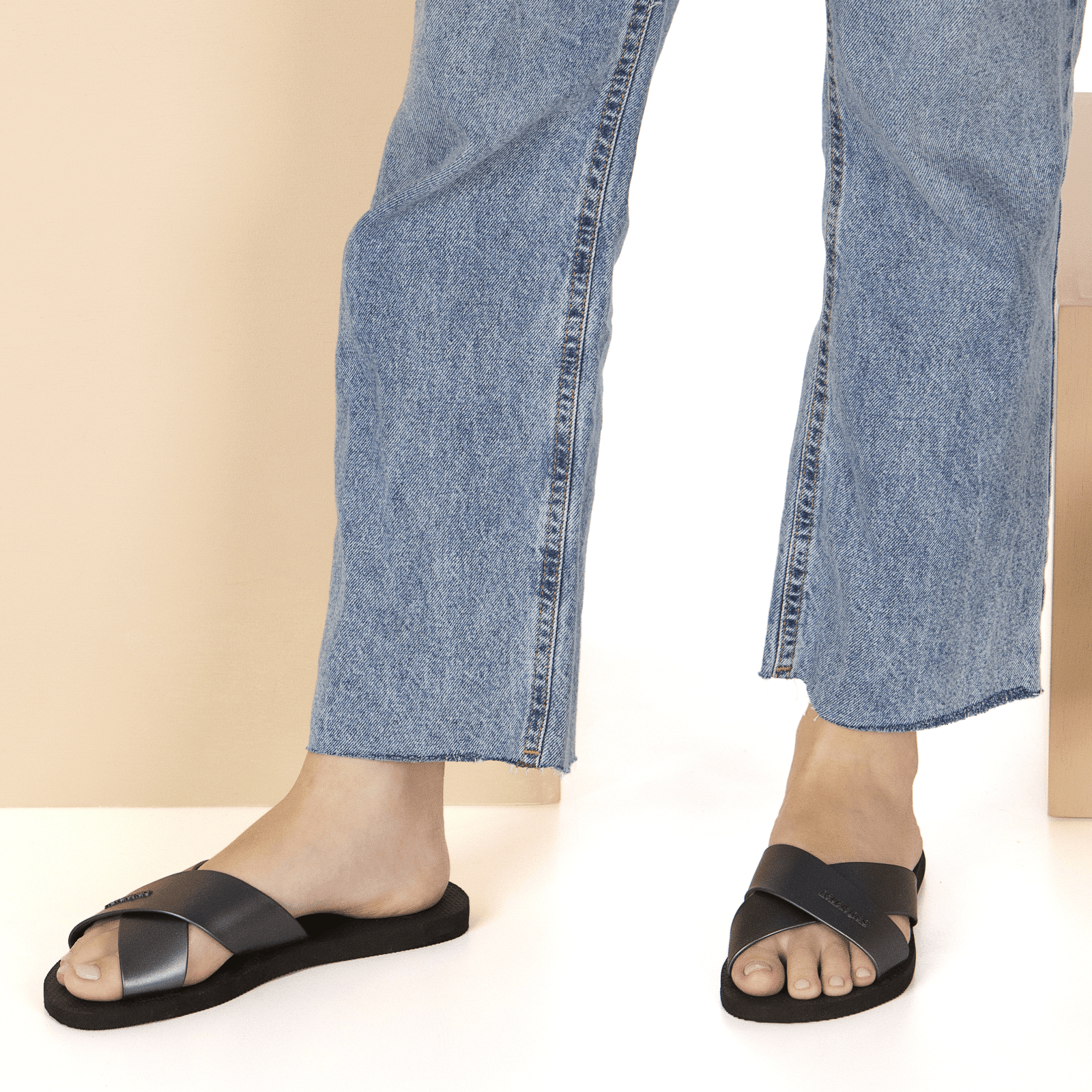 Sandália Rasteirinha  Aqua Metallic Preta: Brilho, Conforto e Estilo