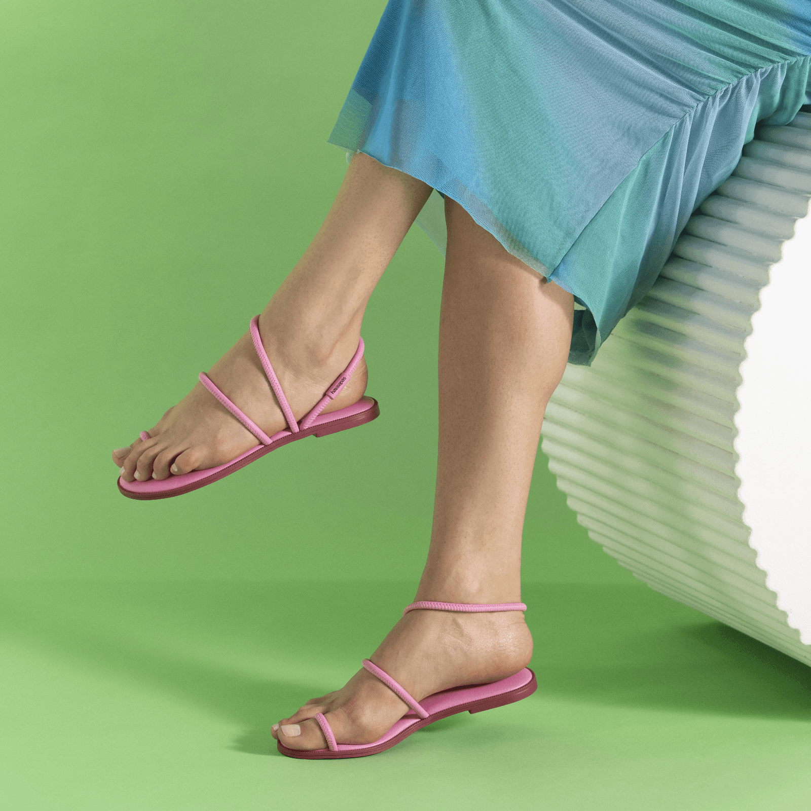 Rasteirinha  Una Pitanga Rosa Glow: Conforto Leve, Design Minimalista, Tiras Elegantes